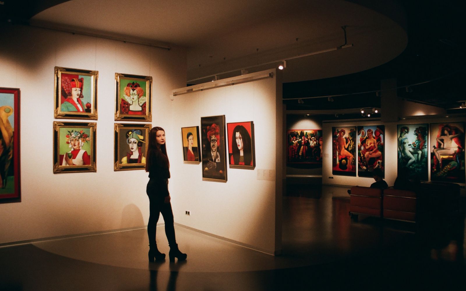 Art curation luxury Dubai villas